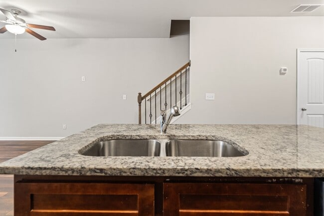 Building Photo - 3 Bedroom Townhome in Jonesboro!