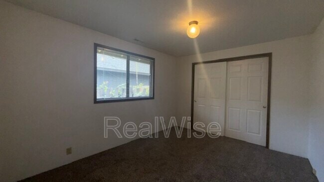 Building Photo - 1132 NE Barager Ave