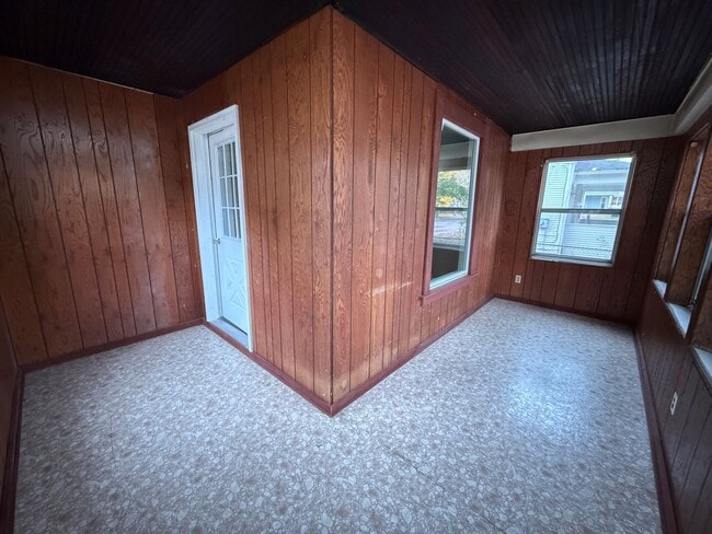 Building Photo - Single-Family Home Close to Henry Ford Hos...