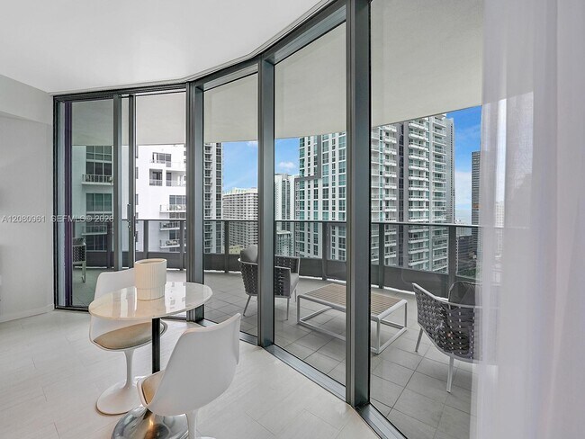 Building Photo - 1000 Brickell Plaza