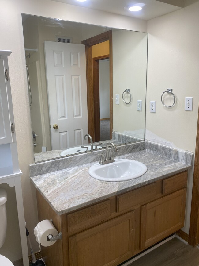 Building Photo - 852 Stonegate Ct