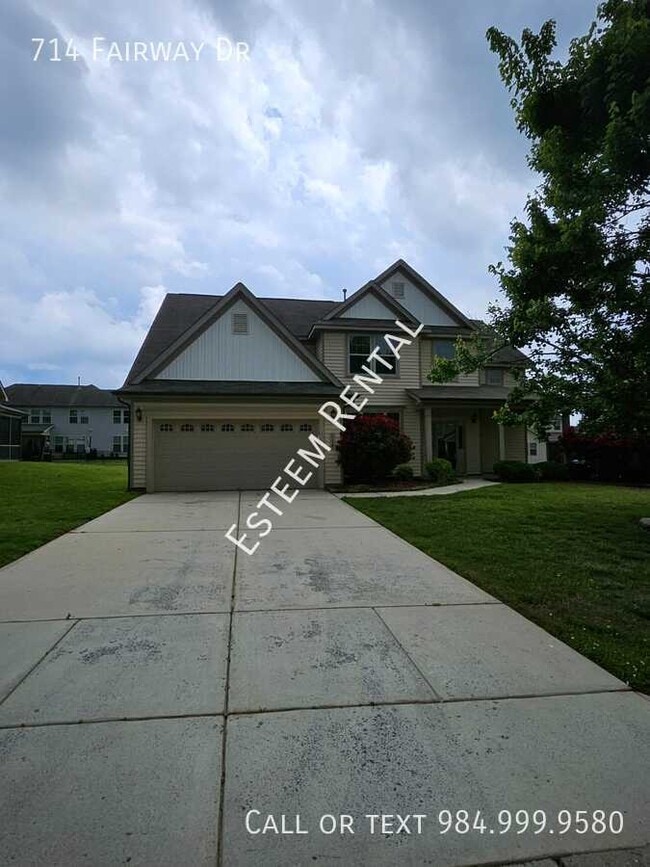 Building Photo - 714 Fairway Dr