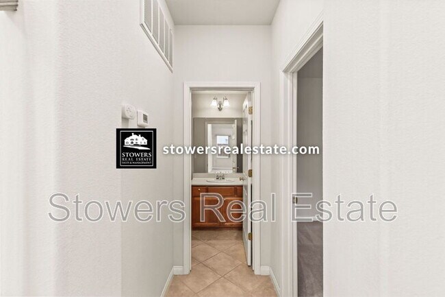 Building Photo - 1570 Eastlake Cir