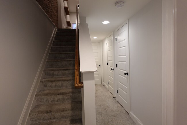 Building Photo - Charming 3Bedroom Townhome - Steps from Pa...