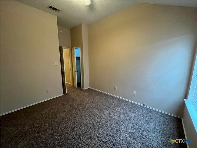 Building Photo - 2523 Creek Dr