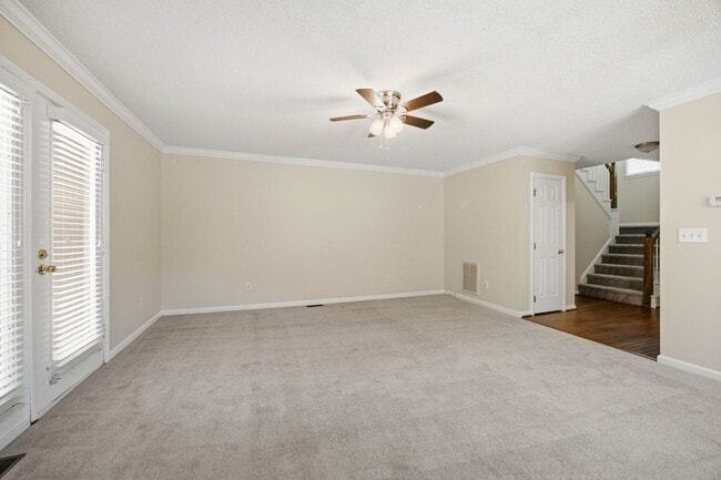 Building Photo - Beautiful End-Unit Townhome with Fresh Updates in Convenient Raleigh Location!