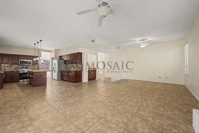 Building Photo - 1819 E Cascade Dr