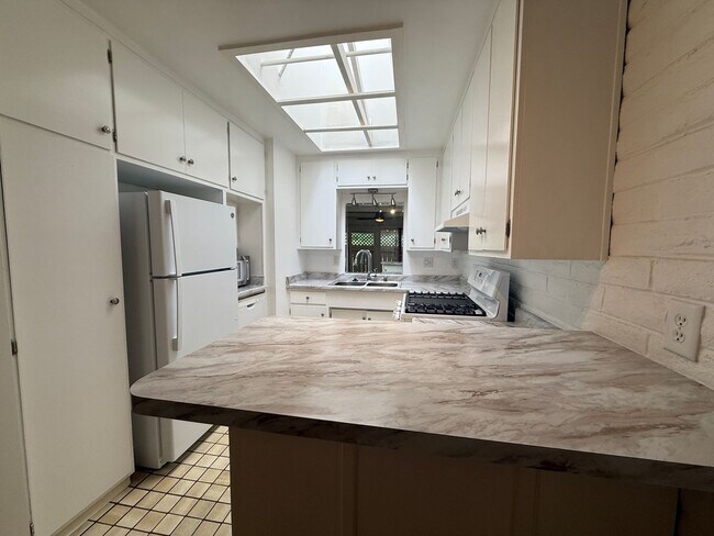 Building Photo - Large and bright condo in the Grossmont Vi...