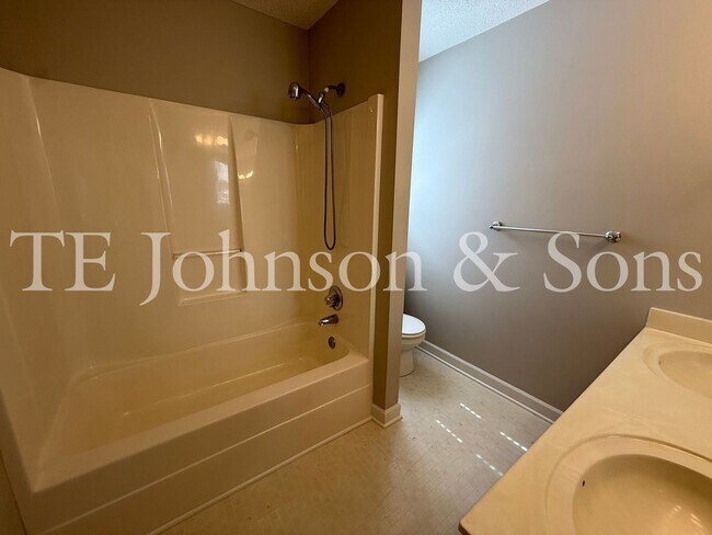 Building Photo - Spacious 3 Bedroom Home with Primary Suite on Main Level in Camden Forest