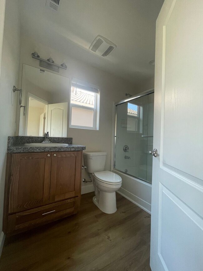 Building Photo - 2 bed, 2.5 bathroom Townhouse