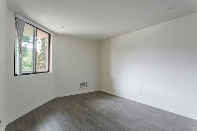Building Photo - West Knoll Plaza