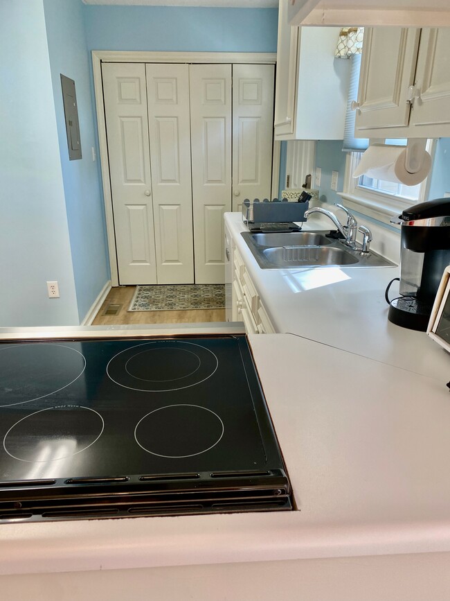 Kitchen - 137 Skipwyth Cir