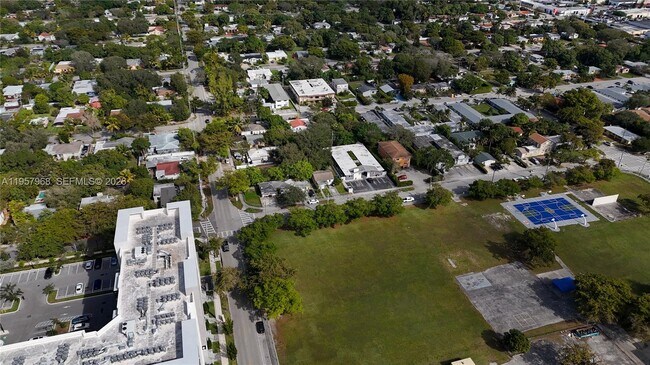 Building Photo - 1215 NE 127th St