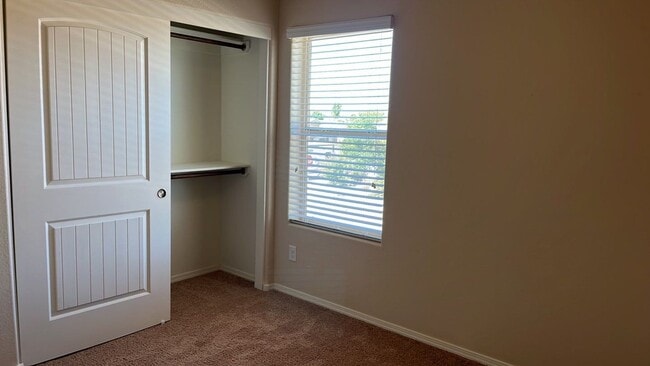 Building Photo - **Beautiful 4 Bedroom Home**Located in Lom...