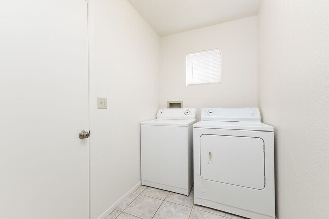 Building Photo - 3 bedroom 2 bathroom Ranch Style Home in Prescott Valley!