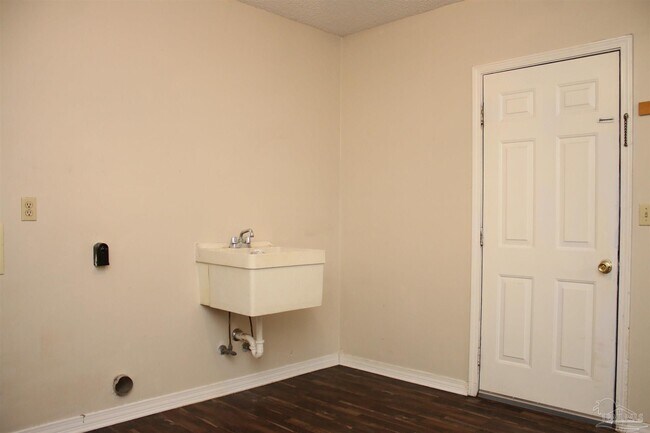 Building Photo - 7608 Wilshire Rd