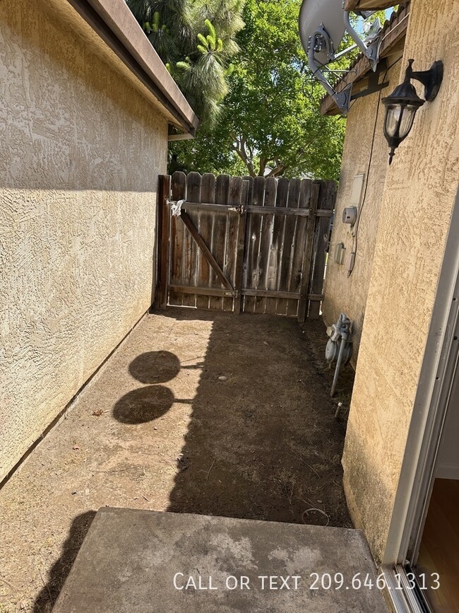 Building Photo - 541 San Vincente Ct