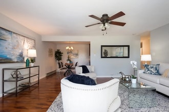 Building Photo - Centrally located one bedroom condo that w...