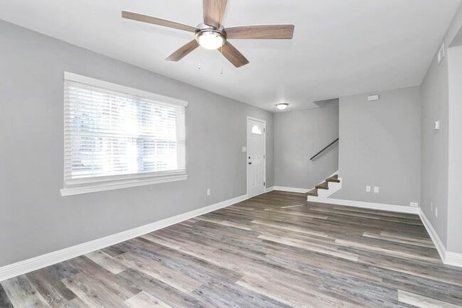 Building Photo - END UNIT 3BD/2.5BA Townhome in Lexington Commons