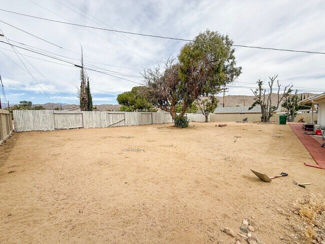 Building Photo - 2 Bedroom Yucca Valley Home