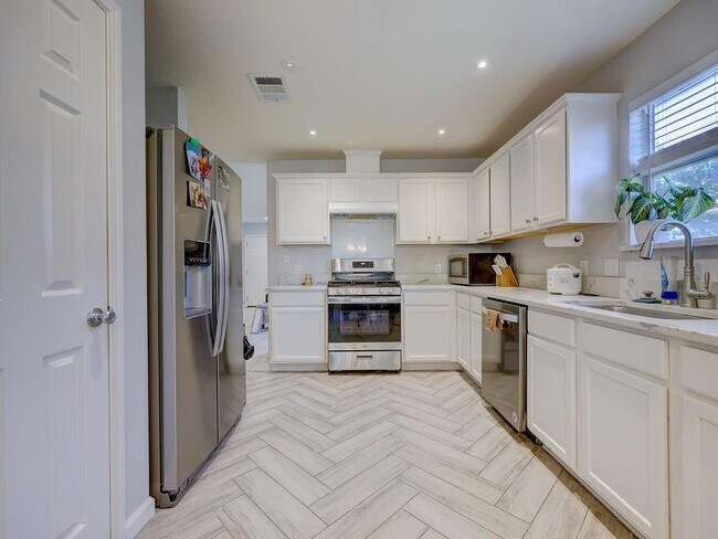 Building Photo - 148 Sapphire Lake Dr