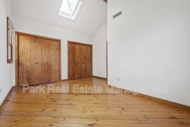 Building Photo - 205 W Poplar Ave