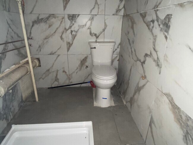 Building Photo - 70 Forest Row