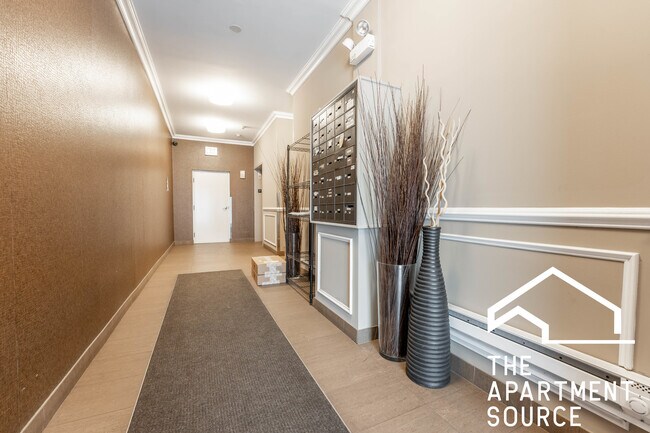 Building Photo - 1544 W Glenlake Ave