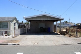 Building Photo - Three Bedroom, One Bathroom House in San Pablo with Laundry Room