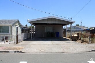 Building Photo - Three Bedroom, One Bathroom House in San P...