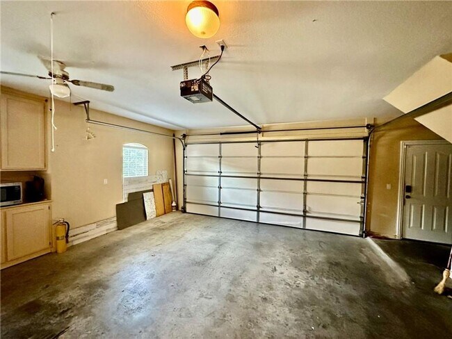 Building Photo - Prime Location 4 Bedroom 3 1/2 bath 2 garages!
