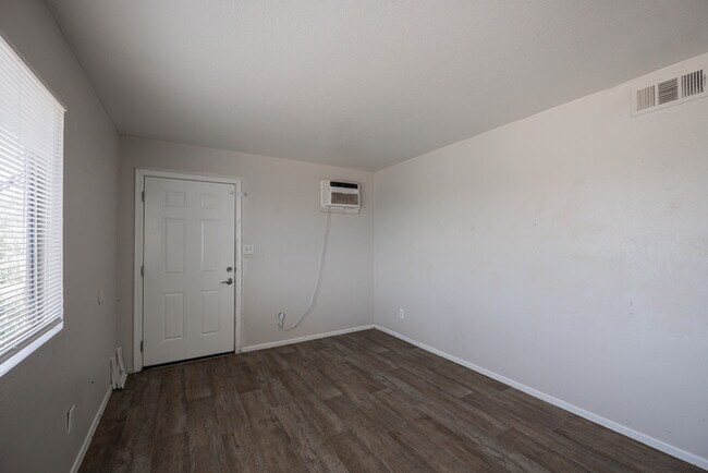 Building Photo - 622 N 30th Pl
