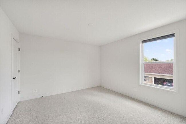 Building Photo - Modern Luxury with Waterfront Views in West Carmel