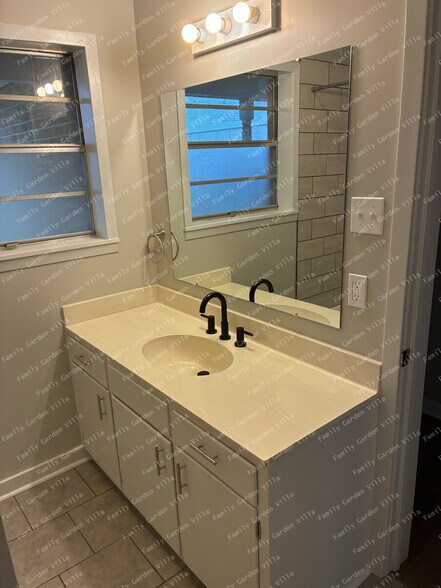 Building Photo - 1836 Ridgefield Ave