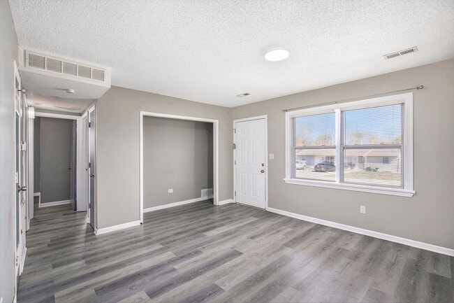 Building Photo - *MOVE IN SPECIAL* $250 Off First Full Month's Rent OR Free 55in TV! Beautiful 2BR/1BA Duplex in I...