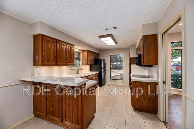 Building Photo - 922 Kingston Dr