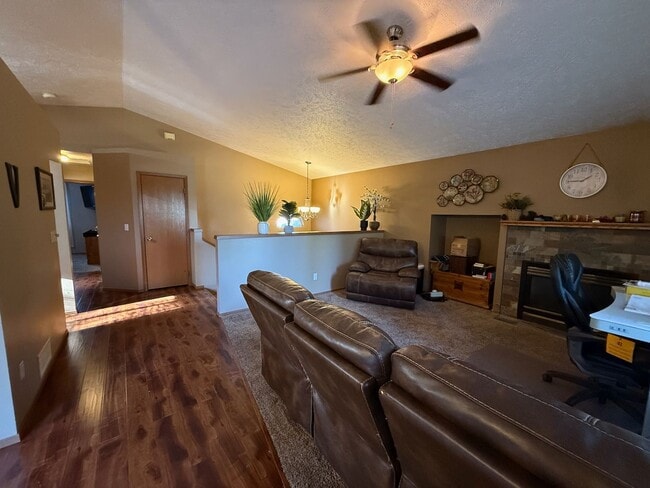 Building Photo - Beautiful 4 Bed 2 Bath Colbert Home in Mea...