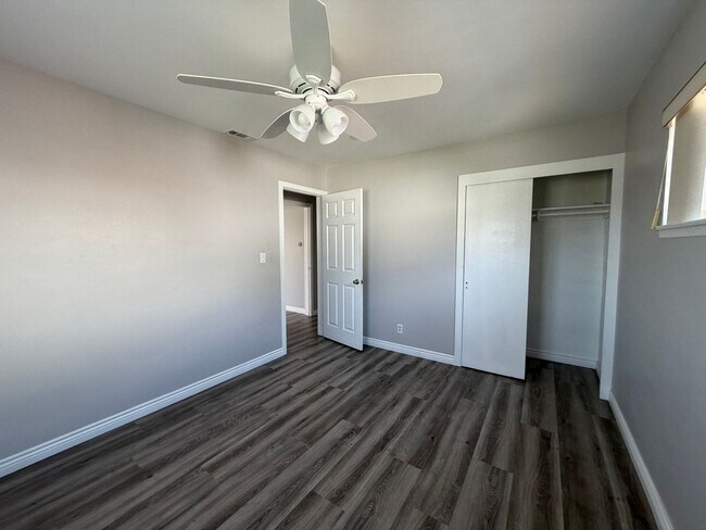 Building Photo - 5034 N Acacia Ave