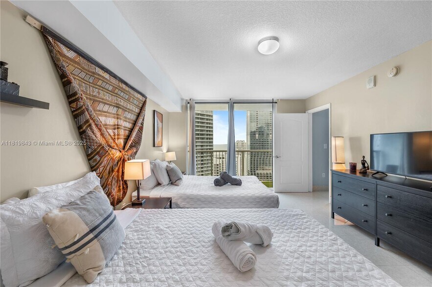 Building Photo - 1200 Brickell Bay Dr