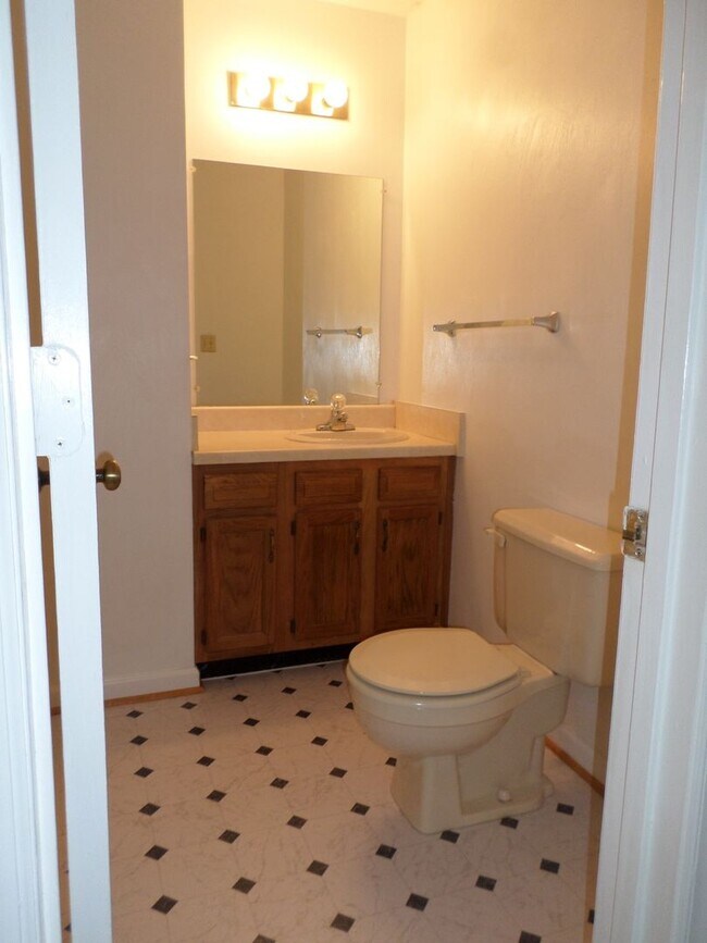 Building Photo - 3 Bedroom 2.5 Bath Duplex