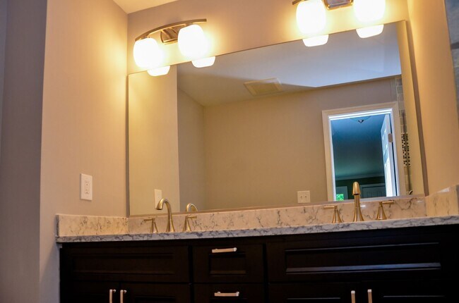 Building Photo - Sunny Luxury 2 Bedrooms 2 Baths Condo with...