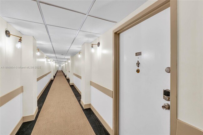 Building Photo - 4164 Inverrary Dr