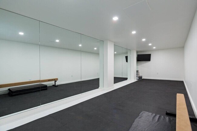 Building Photo - 50 Narrow Ln