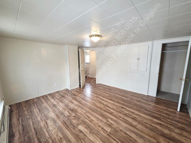 Building Photo - 323 Hughes St