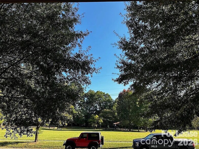 Building Photo - Room in Townhome on Spencer St
