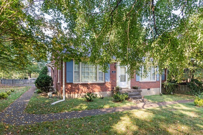 Building Photo - Cozy 3BD/2BA in the heart of Green Hills/L...