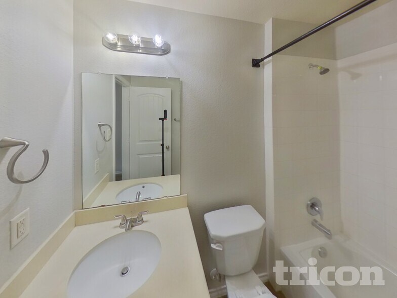 Building Photo - 336 Carlyle St