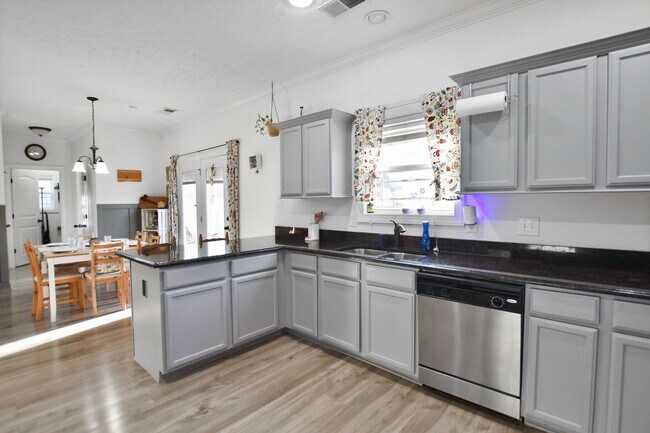 Building Photo - Pet Friendly Three Bedroom with Bonus!