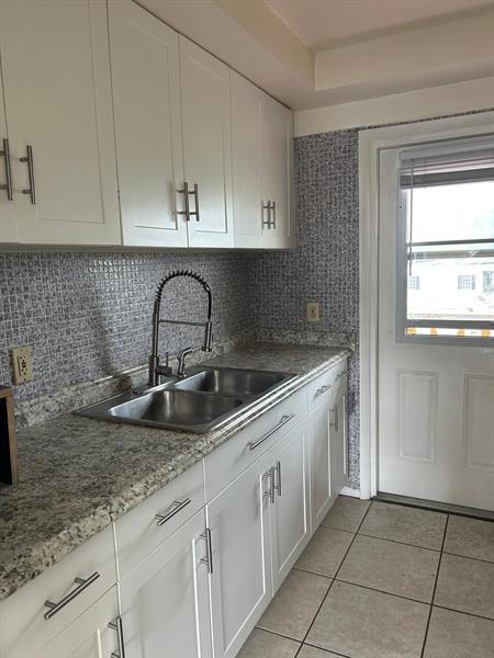 Building Photo - 1050 E Sample Rd