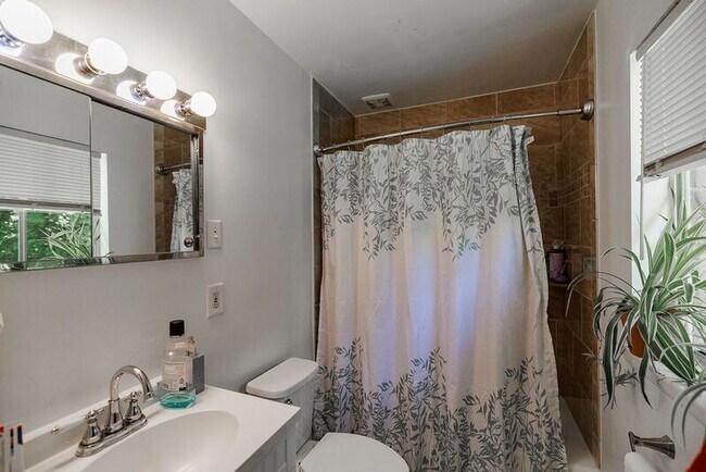Building Photo - 265 Brentwood Dr